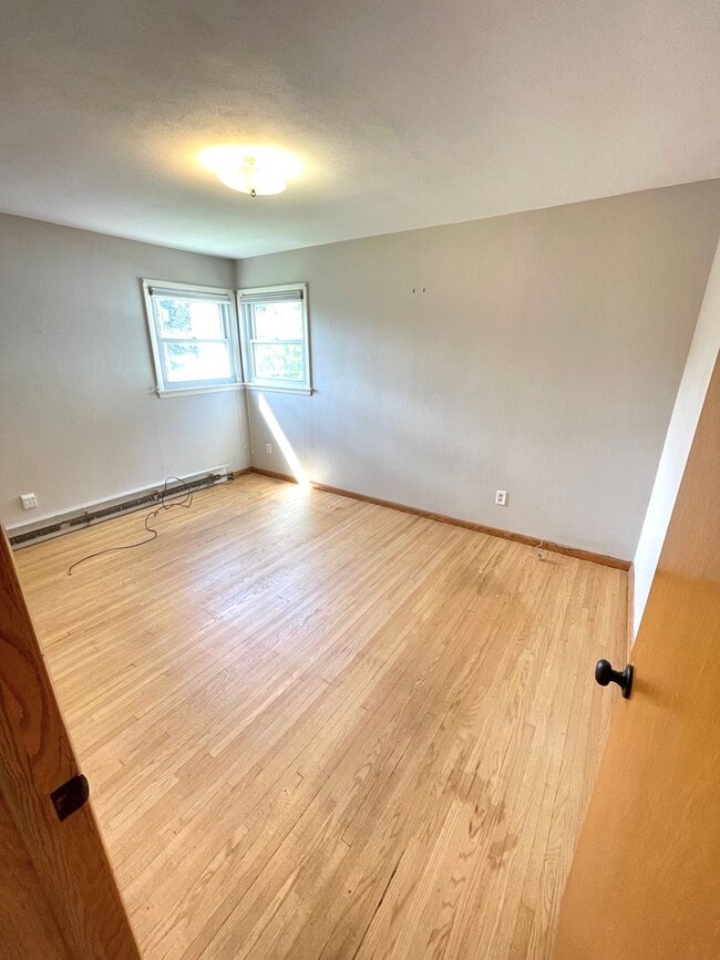 Building Photo - AVAILABLE AUGUST 18TH - Gorgeous 3 Bed 2 b...