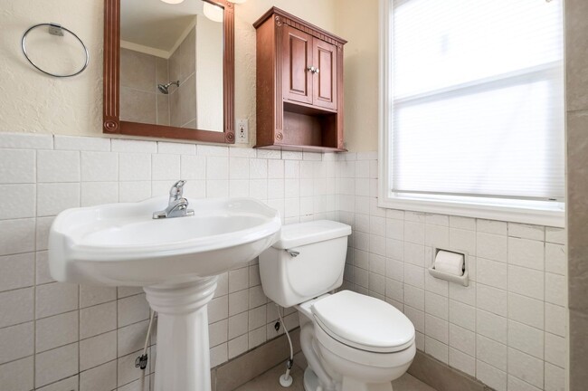 Building Photo - Newly Updated Liberty Wells Duplex!!