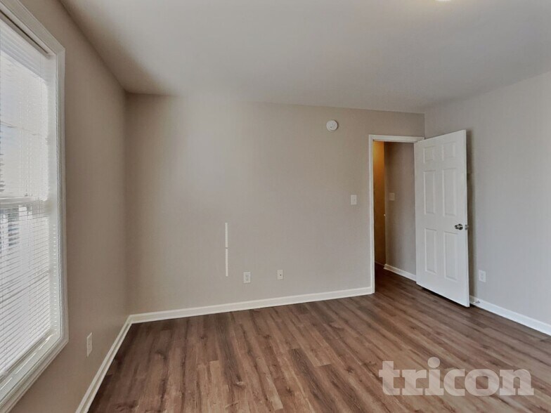 Building Photo - 5517 Landreaux Dr