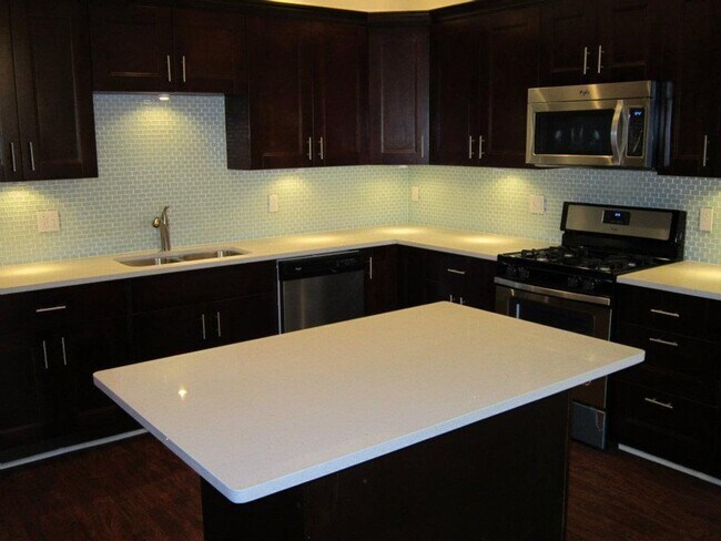 Building Photo - Luxury Rental - South Side Flats