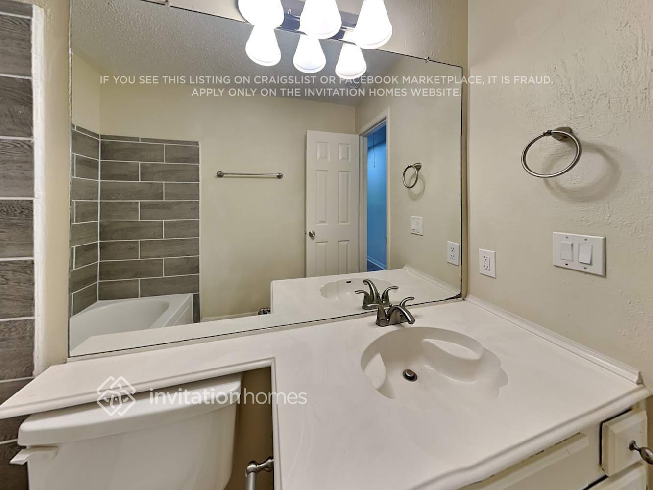 Building Photo - 110 S Village Knoll Cir