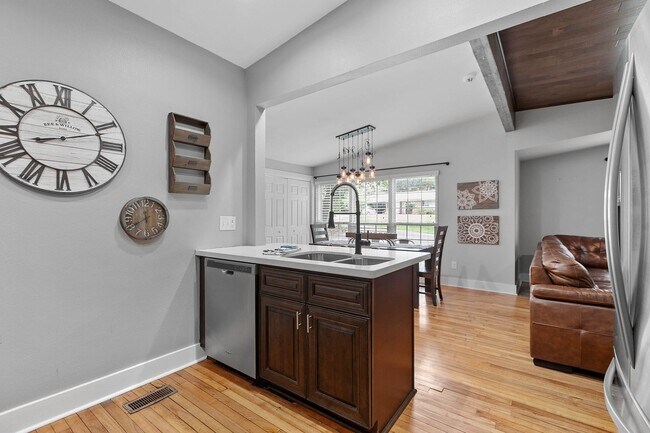 Building Photo - 3/2 House by TMH!! Available April!! fully furnished, 6 or 12 month lease available