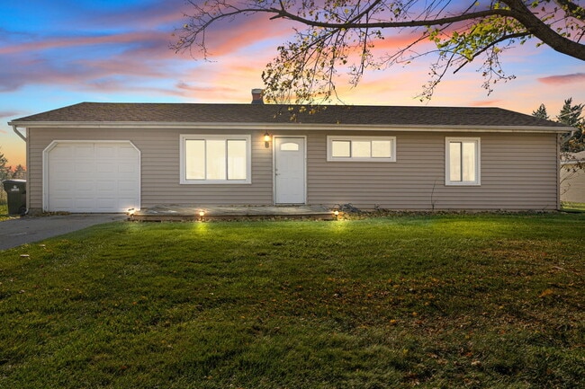 Building Photo - 5011-5013 Three Oaks Rd