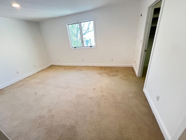 Building Photo - 141 Grovers Ave