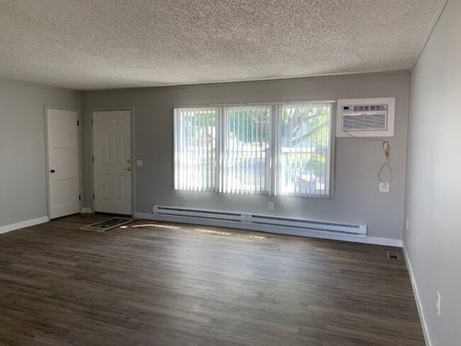 Building Photo - 3 bd., 2 bath remodeled Duplex