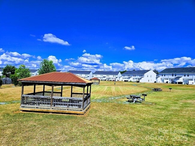 Building Photo - 364 Halton Crossing Dr SW