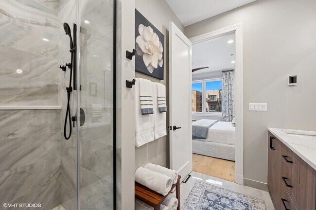 Building Photo - 4932 N Kenmore Ave