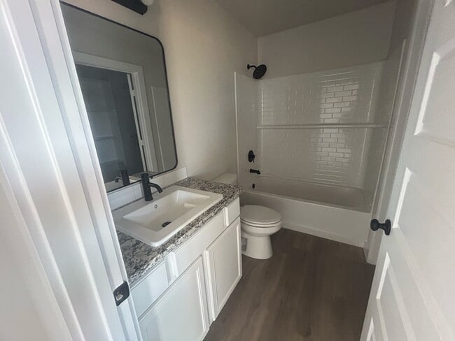 Building Photo - 409 Thicket Dr