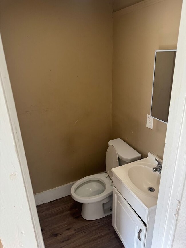 Building Photo - Charming 3-Bedroom Property in Prime Location