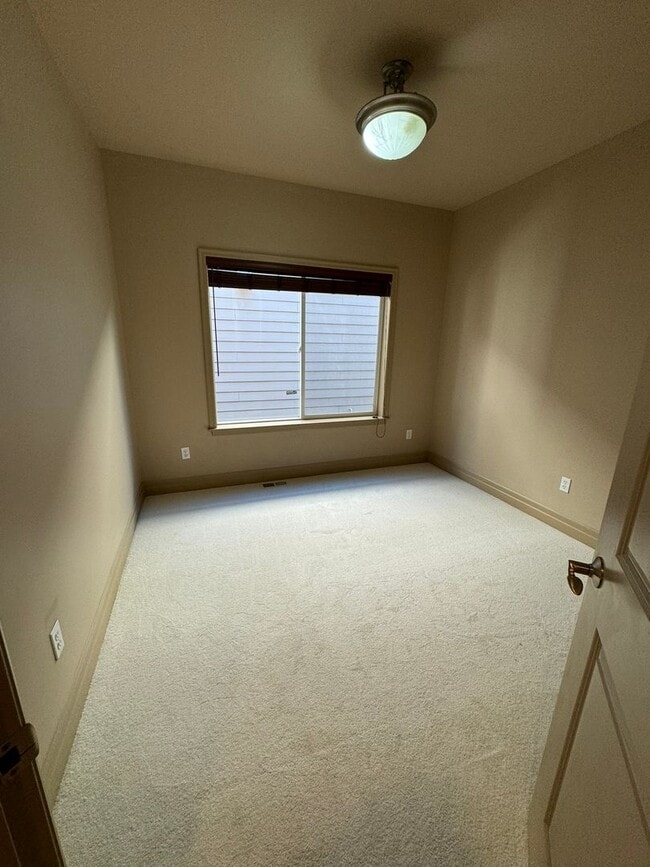 Building Photo - 4Bd/2.5Ba Bellevue Home