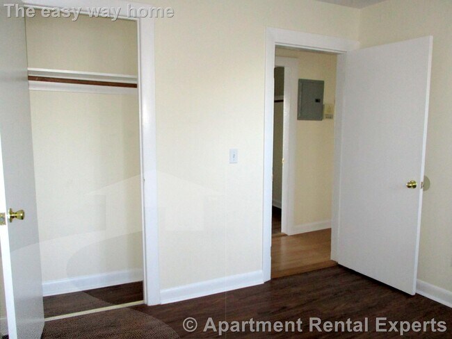 Building Photo - 2 Central St