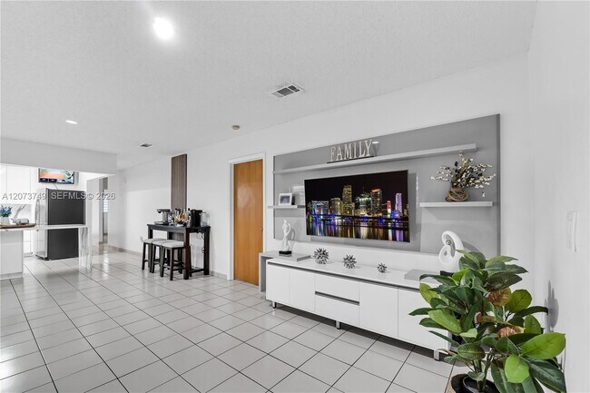 Building Photo - 980 W 43rd Pl