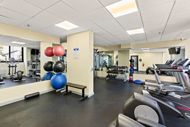 Building Photo - 45 River Dr S