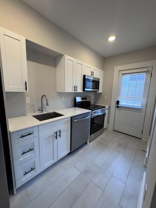 Building Photo - 300 E 3rd St