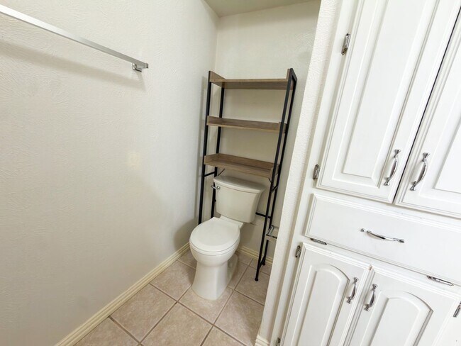 Building Photo - 520 Sumac Pl
