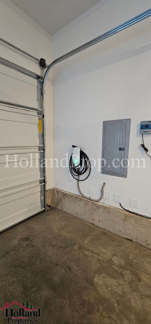 Building Photo - Amaizing 5-Bedroom, with Pergola! Move in special $300 off first month rent*** NEW PRICE at $2,750!