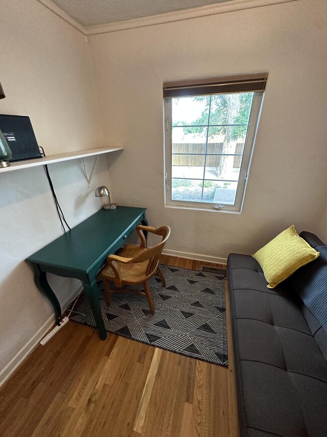 Building Photo - 732 Loma Vista Dr NE