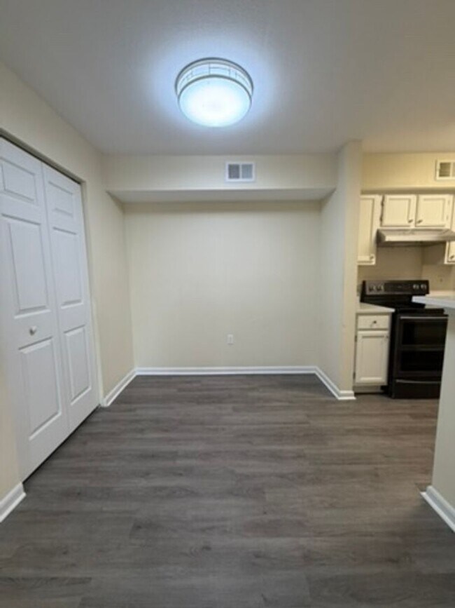 Building Photo - 25% OFF FIRST MONTH'S RENT -- Updated 2 Bedroom First Floor Condo