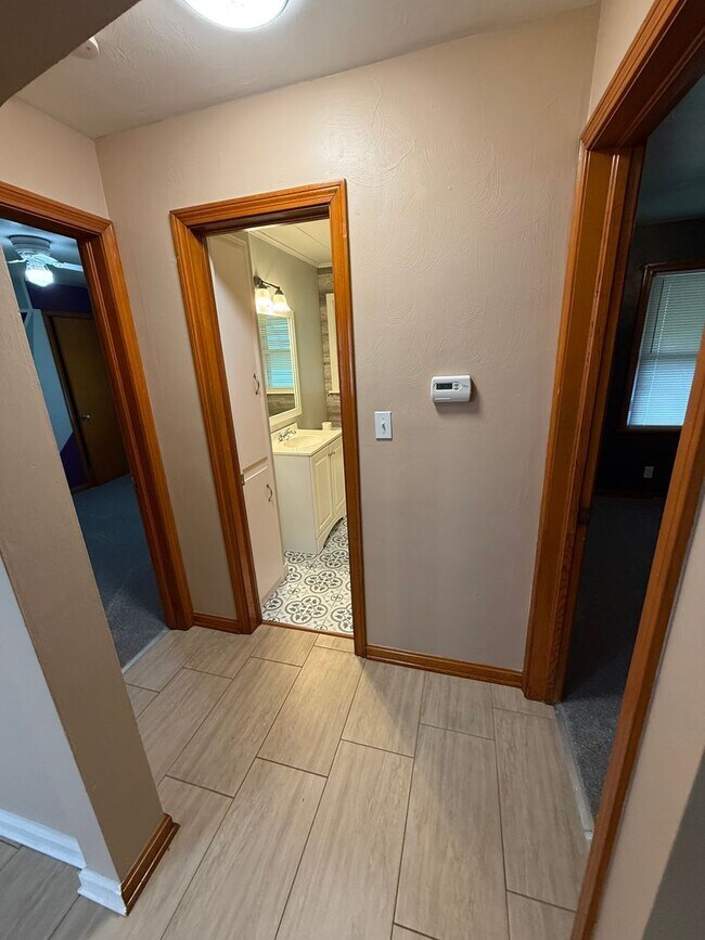 Building Photo - Struthers , 3 bedroom home with full basement and garage.