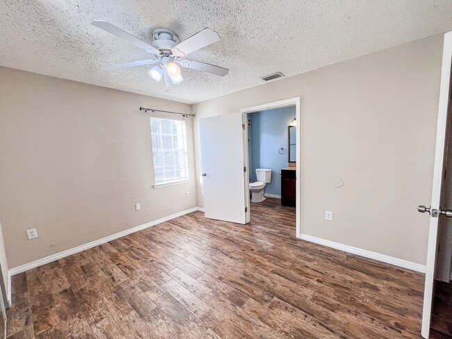 Building Photo - Windsor Park #1118 - On several bus routes to UF