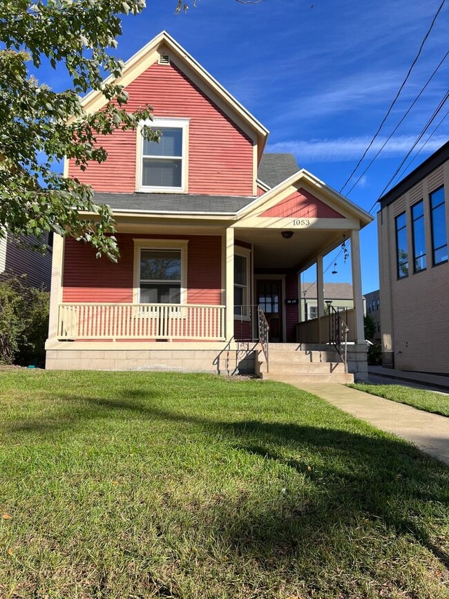 Building Photo - Three Bedroom Heritage Hill Home!