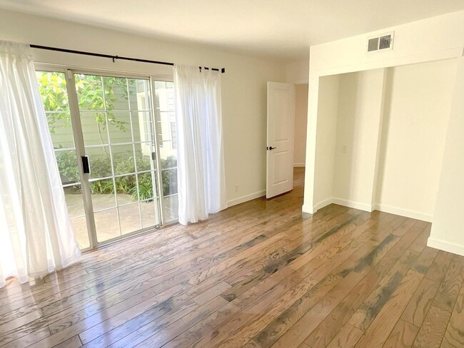 Building Photo - Wonderful Townhome In Walnut Creek Near He...
