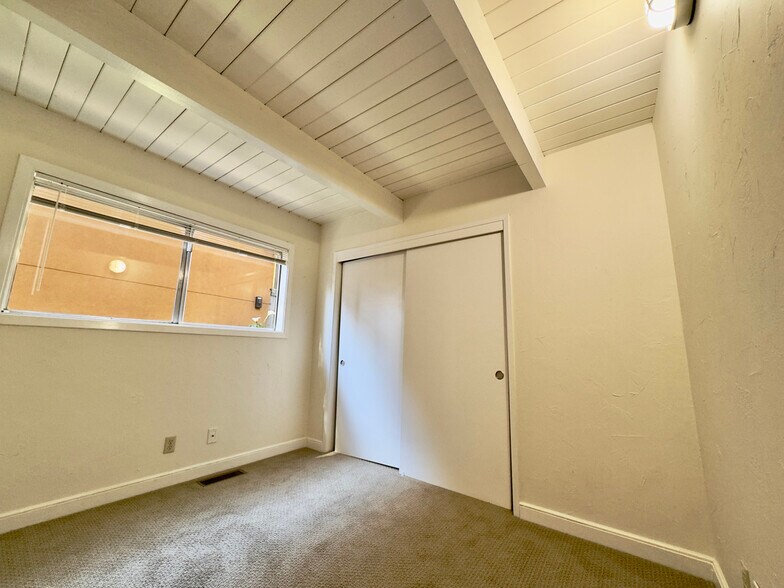 Building Photo - 6583 Valley View Rd