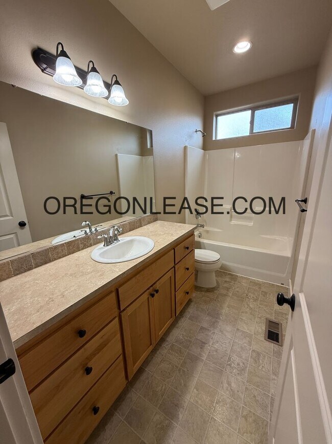 Building Photo - 3 bed 2 bath West Eugene Home