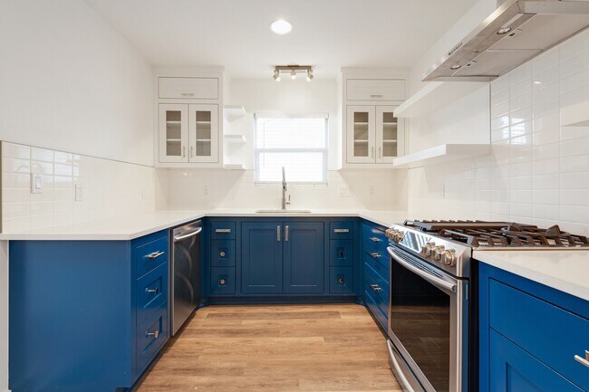 Building Photo - 2018 Remodeled 3 bed / 2 bath - wood / tile floors, fenced yard. Hyde Park / Downtown