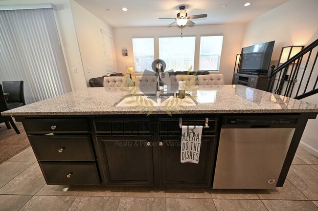 Building Photo - 893 Fir St W