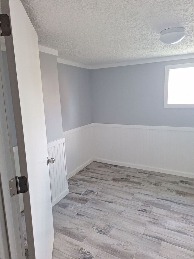 Building Photo - AVAILABLE NOW - 2 Bed 1.5 Bath Craftsman Home with Attached Garage & Office Space