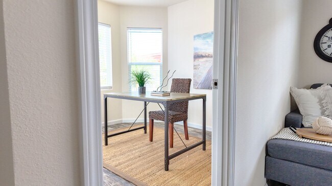 Building Photo - Newer West Sac Home