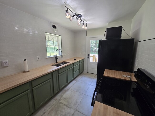 Building Photo - 6013 Bates Pike SE