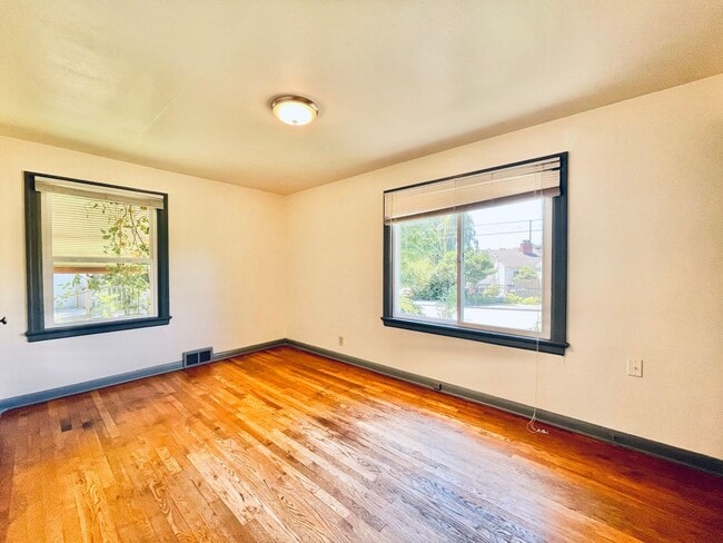 Building Photo - Cozy Seward Park Home with Large Yard!