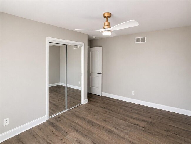 Building Photo - 4521 S Roberts Dr