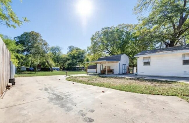 Large backyard with fully fenced yard - 4327 Ohio Garden Rd