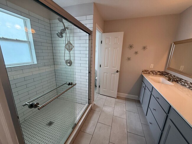 Building Photo - 3 Bed/2.5 Bath, 2 Story Townhouse in Summi...