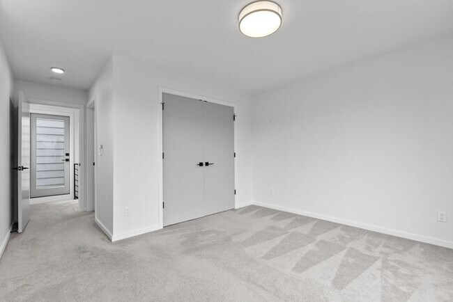 Building Photo - West Seattle Townhome with Air Conditionin...