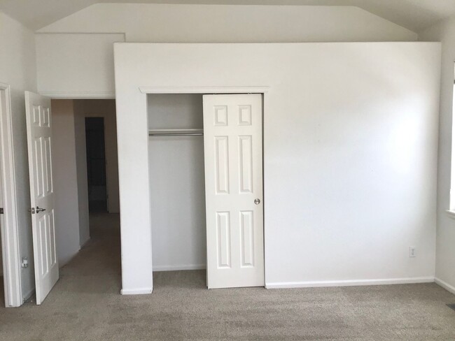 Building Photo - 3 bedroom 2.5 Bath Town home for rent at C...