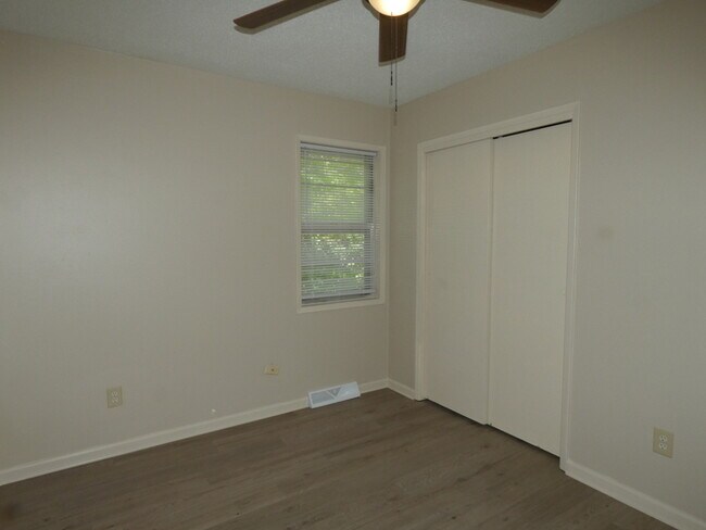 Building Photo - Beautifully Remodeled Home in North Kansas...