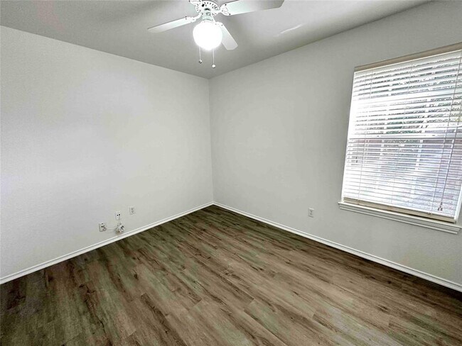 Building Photo - 1812 Twisted Oak Dr