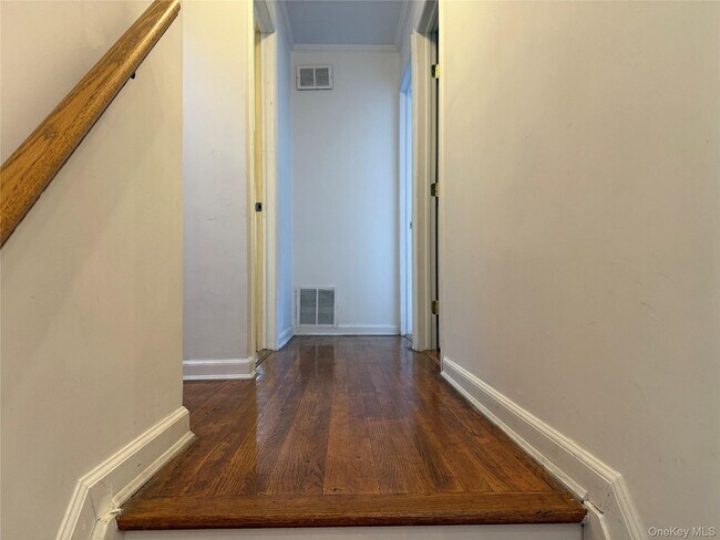 Building Photo - 11 Syosset Cir