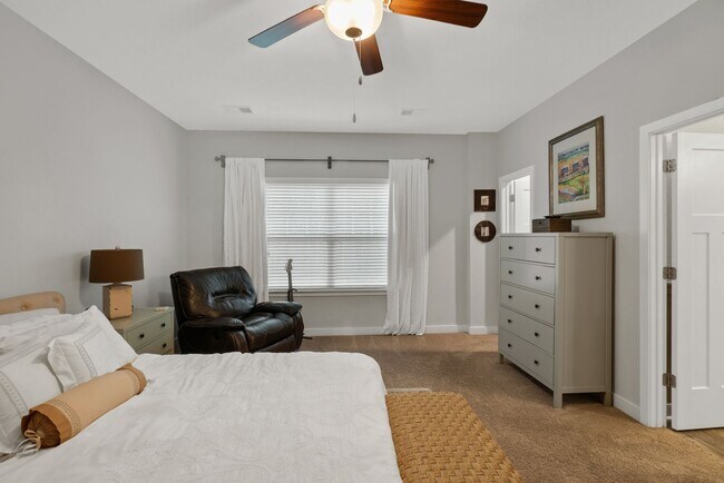 Building Photo - Luxury Townhome for Rent near Regent!
