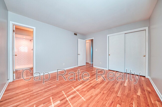 Building Photo - 26 S Hampton Rd