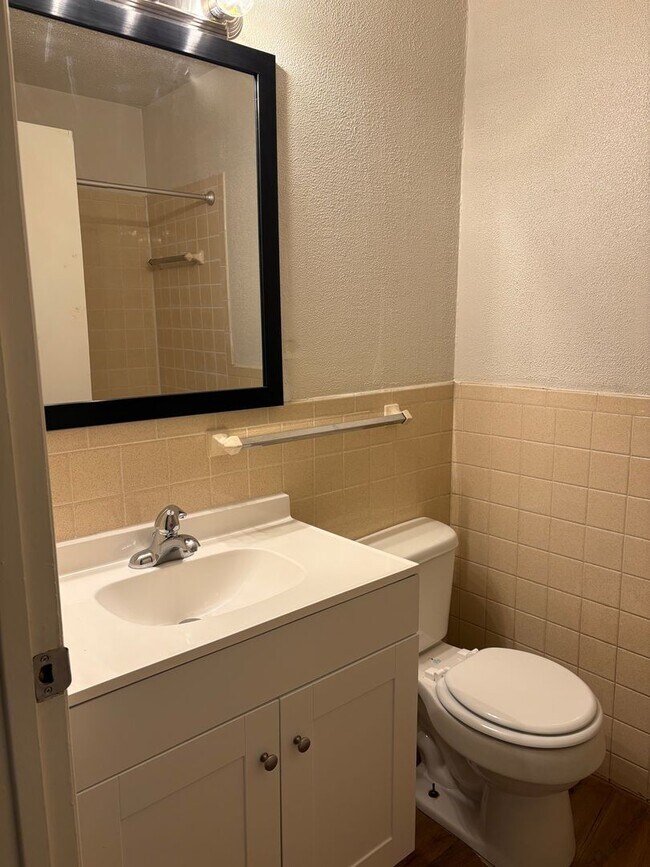 Building Photo - UNIQUE 3 BEDROOM 2 FULL BATH W/FREE STORAG...
