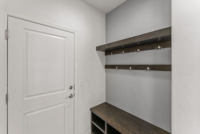 Building Photo - 4 Bedroom 2.5 Bathroom