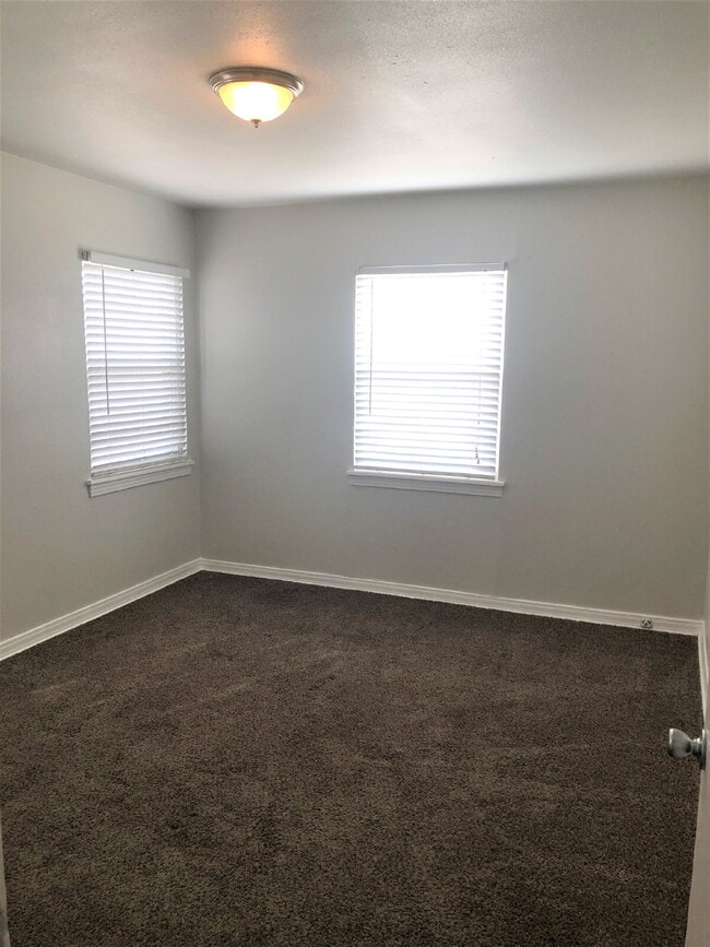 Building Photo - Cozy Two Bedroom Duplex