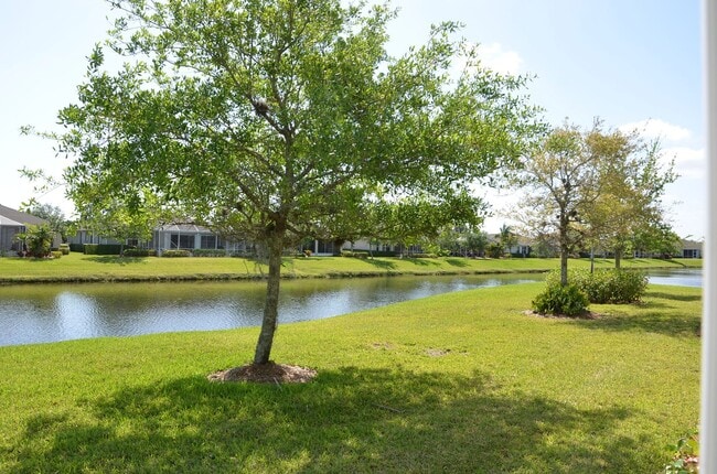 Building Photo - 3205 Brookfield Dr