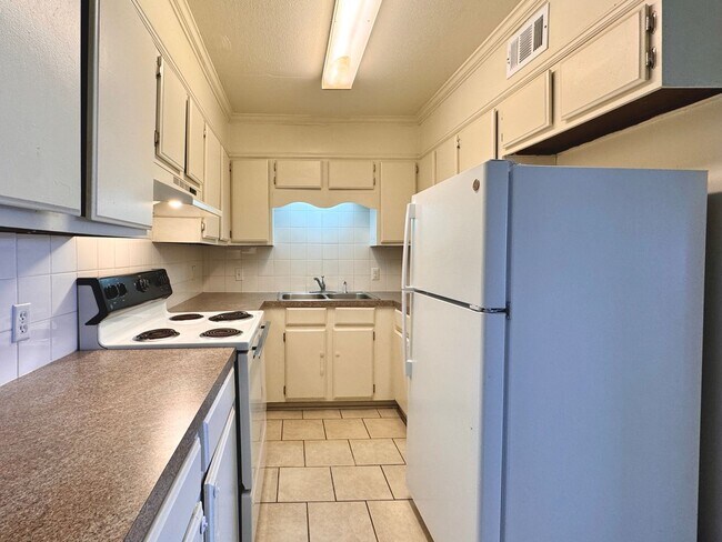 Primary Photo - 2 Bedroom • 1.5 Bath • Townhouse Style Apa...