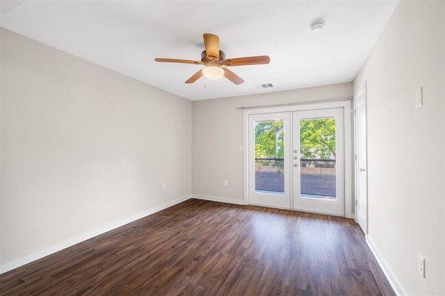 Building Photo - 924 E 51st St